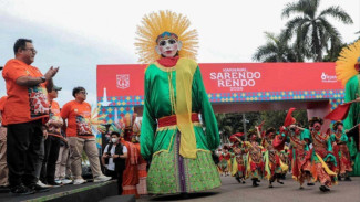 Pertunjukan Tari Topeng dalam Karnaval Sarendo-rendo 2025