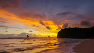 Pantai Goa Cina Malang, Daya Tarik Alam Unik yang Wajib Masuk Bucket List