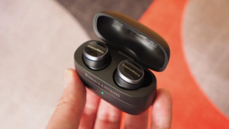 Bowers & Wilkins Pi8, Earbuds Flagship dengan Teknologi Audio Canggih