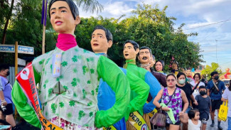 Mengarak Boneka Kertas pada Festival Higantes