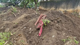 Proyek KDMP Bajulmati Gunakan Tanah Uruk Campur Sampah Rumah Tangga, Fondasi Rapuh?