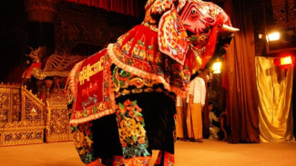 Penghormatan kepada Pagoda Shwe Tha Lyaung dalam Festival Gajah Menari