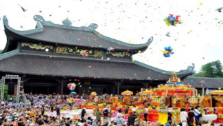 Perayaan Imlek dalam Festival Parfum Pagoda