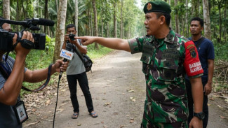 Liputan Proyek KDMP Alasbuluh, Jurnalis VIVA News Dibentak Babinsa