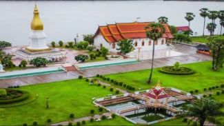 Ibadah Bulan Purnama dalam Festival Stupa Sikhottabong Boun Pha That