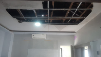 8 Lubang Menganga di Plafon Kantor Desa Sumber Kencono Bahayakan Warga