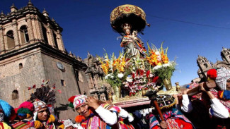 Menari Qhapaq Qolla dalam Festival Corpus Christi