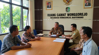Mediasi di Ruang Camat: Mohammad Mahfud Pertemukan Bidan N dan Kadus A