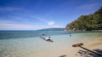 Menepi ke Pantai Labuana, Menikmati Damai di Ujung Teluk