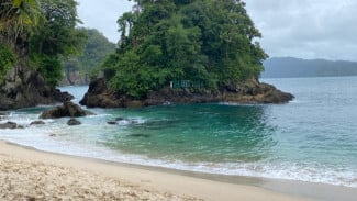 Perjalanan Melelahkan Menuju Teluk Ijo, Terbayar Tuntas oleh Keindahan Alamnya