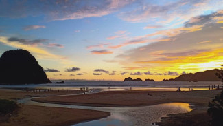 Pantai Pulau Merah Banyuwangi, Ikon Bukit Merah dengan Sunset yang Memikat