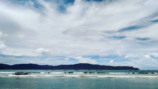 Pantai Rajegwesi Banyuwangi, Teluk Tenang dengan Nuansa Perkampungan Nelayan