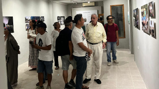 Melihat Bali dari Pantulan Air, Pameran Lucas Catalano Resmi Dibuka di Denpasar