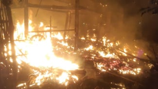 Api Berkobar Hebat di Pemukiman Padat di Desa Sidodadi, Disusul Ledakan Keras!