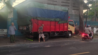 Diduga Ngantuk di Jalan, Sopir Travel Meninggal Seketika Tabrak Truk Parkir di Wongsorejo