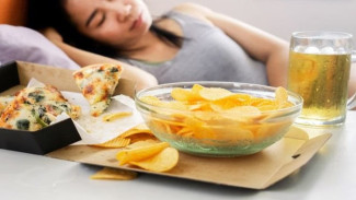 Jangan Langsung Rebahan! ini 7 Kebiasaan Setelah Makan yang Sebaiknya Dihindari