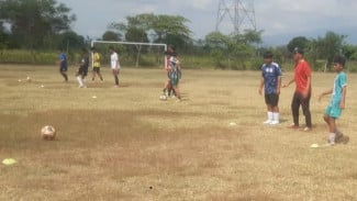 Pemain Legendaris Persebaya Choirul Anam Latih Teknik Bola Siswa MTsN 12 Banyuwangi