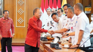 Bali Siapkan 5 Kawasan Rendah Emisi, Koster Dorong PLTS dan Kendaraan Listrik