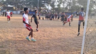 Laga Berjalan Keras di RTH Bajulmati, Sejumlah Tekel Keras Tak Berbuah Kartu dari Wasit Agus Pelo