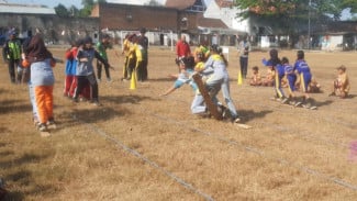 Keseruan Lomba Terompak Raksasa Pelajar SD Wongsorejo Rayakan HUT RI ke-81 di RTH Bajulmati