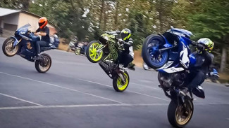 Kunci Sukses Wheelie dan Pendaratan Roda Depan Motor 250 cc Tanpa Risiko