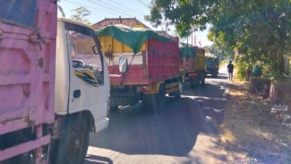 Iring-Iringan Dump Truk Pengangkut Tanah Urug di Desa Alasrejo Dihadang Warga