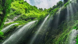 Mengunjungi Air Terjun Madakaripura yang Legendaris