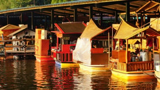 Serunya Berkeliling Pasar Terapung dan Taman Edukasi di Floating Market Lembang