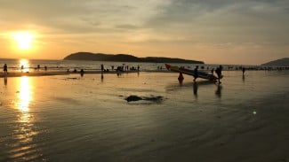 Menjelajah Keindahan Pantai Cenang dan Kilims Mangrove Geopark