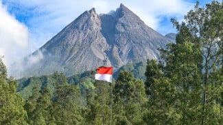 Legenda dan Fakta Gunung Merapi: Istana Jin, Upacara Adat, dan Mbah Maridjan