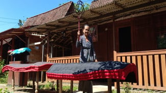 Menjaga Marwah Leluhur Melalui Tradisi Mepe Kasur Suku Osing Banyuwangi