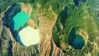 Menyingkap Misteri Perubahan Warna Air di Danau Kelimutu