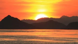 10 Pantai di Berbagai Belahan Dunia dengan Lanskap Sunset Paling Epik