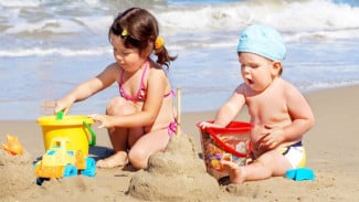 Nikmati Keindahan Pantai Bersama Anak dengan Persiapan Matang