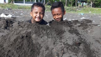 7 Pantai Pasir Hitam Paling Unik di Indonesia