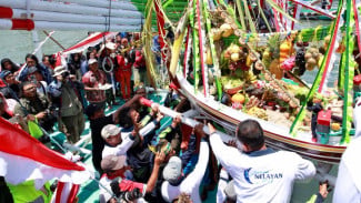 Menikmati Eksotisme Pesisir Sambil Menyaksikan Sakralnya Tradisi Petik Laut
