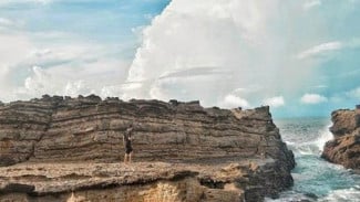 Nikmati Keindahan Dramatis Pantai Berbatu Karang