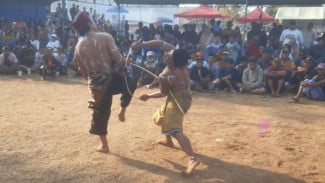 Misi Pelestarian Budaya Achmad Thoha Bersama Adi Jagal, Heri Cabai, dan Bunawi Melalui Ojung