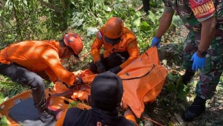 Tim SAR Evakuasi Lansia Jatuh ke Jurang Sedalam 45 Meter di Karangasem