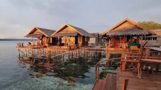 Liburan Pantai: Pilih Resor Mewah atau Homestay Lokal?