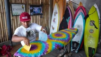 Mengintip Seni Pembuatan Papan Selancar di Bali