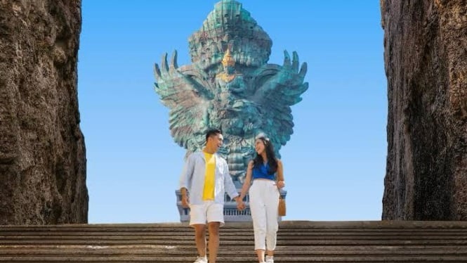 Patung raksasa Dewa Wisnu menunggangi Garuda