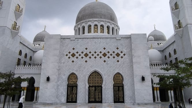 Menikmati keindahan arsitektur Masjid Raya Sheikh Zayed