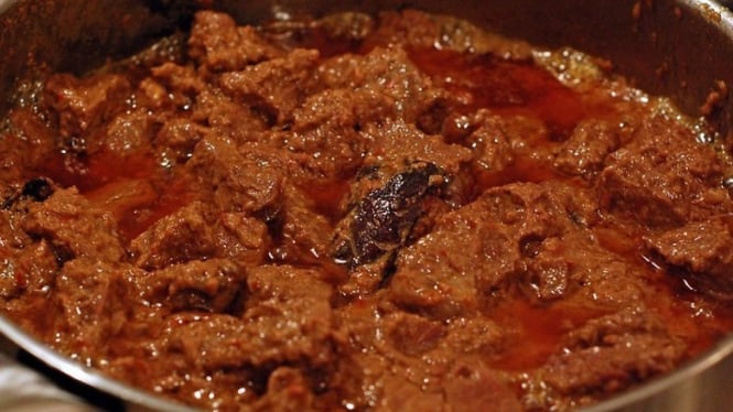 Rendang khas Minang, dimasak berjam-jam dengan santan