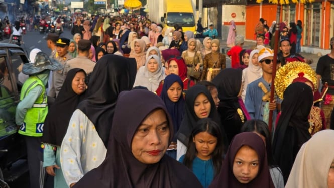 Gendang Beleq mengiringi Nyongkolan melestarikan tradisi