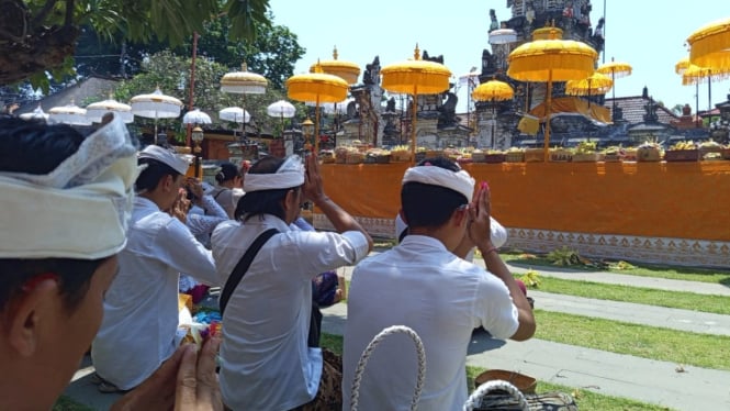 Umat Hindu lakukan persembahyangan saat  Hari Raya Galungan