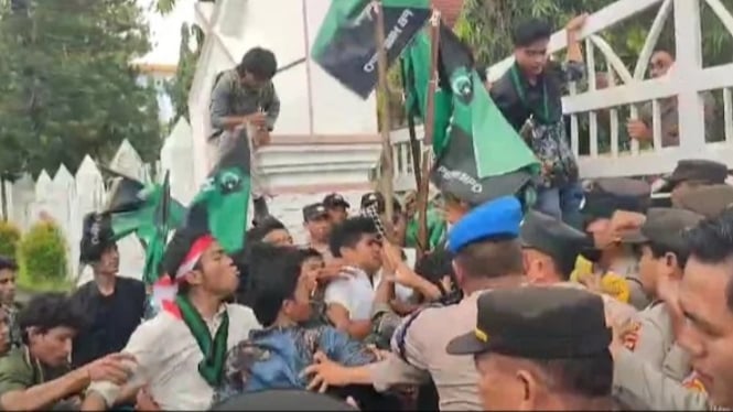 Kericuhan mewarnai aksi unjuk rasa HMI MPO Cabang Mataram