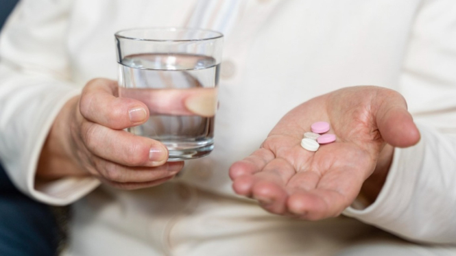 Minum obat dengan air putih agar penyembuhan maksimal