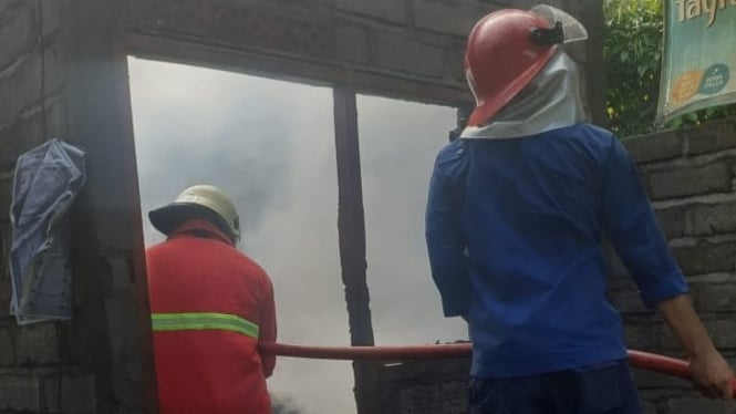 Damkar Jembrana padamkan rumah warga di Desa Manistutu