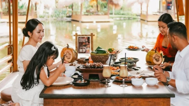 Bale Udang Mang Engking salah satu restoran halal di Bali.